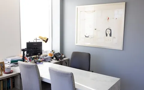 Oficina de trabajo con escritorio y sillas