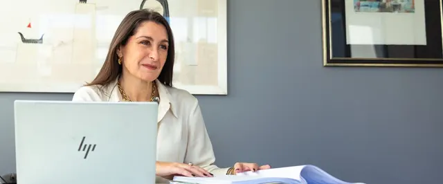 Patricia Fuenzalida trabajando en su escritorio