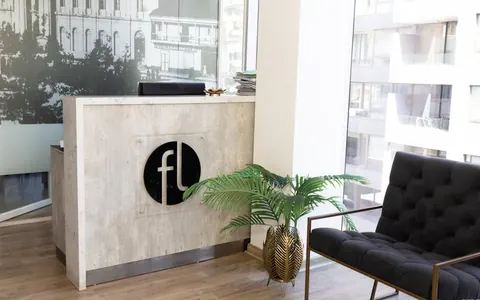 Recepción de la oficina con el logo de Fuenzalida Abogados